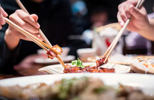 「天天養生」“秋膘”不可亂貼，回暖別忘消食！週末吃多了，善後湯來也