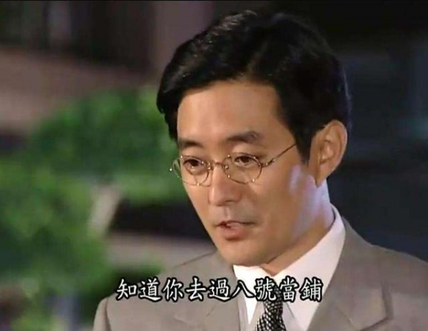 56歲瓊瑤男神現身上海無人識，身材發福大變樣，贊祖國偉大引回憶