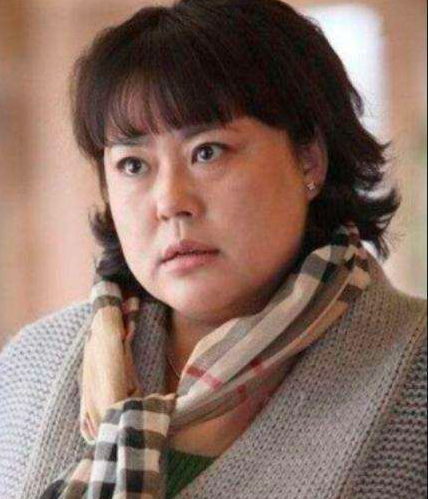 51歲嫁90後老公，晚年得乳腺癌還陷詐騙風波，李菁菁都經歷過什麼