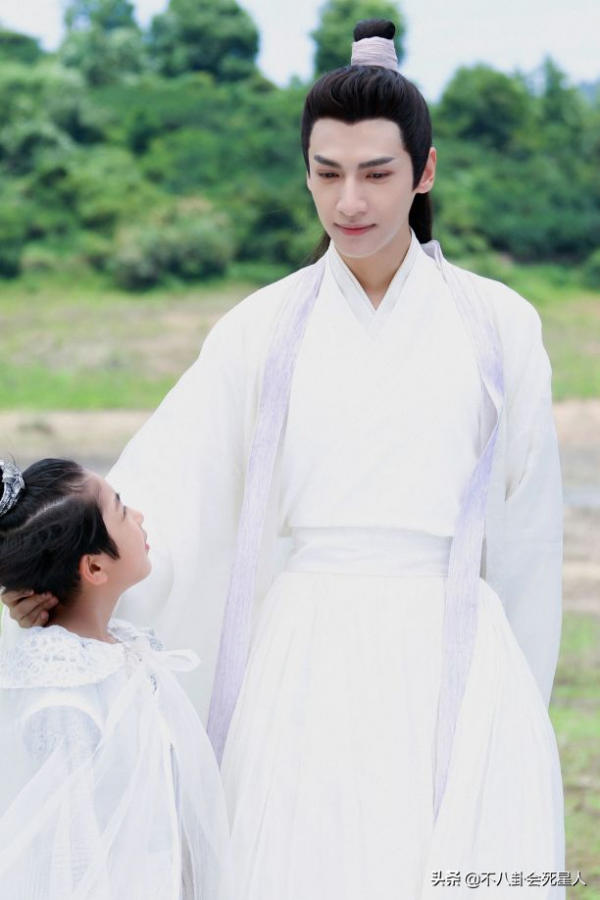 男星古裝站姿對比,誰儀態差誰尷尬,看到愛豆我笑了 男星古裝站姿對比,誰儀態差誰尷尬,看到愛豆我笑了