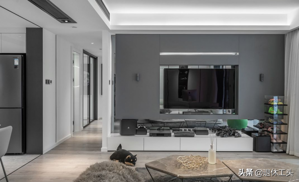 崇尚自由的業主，運用白灰色裝飾，創造精緻的生活空間