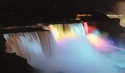 分享圖片&mdash;&mdash;世界彩色大瀑布