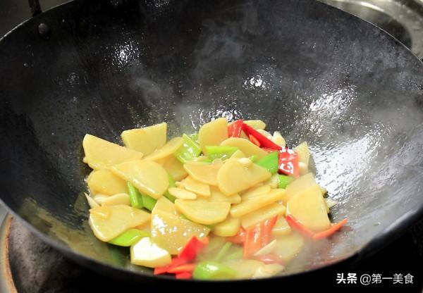 飯店的紅燒土豆片為啥清脆好吃，原來多做這一步，大廚教你這樣做