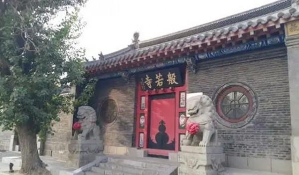 部隊被包圍時馬伕獻一計，司令將他提拔為參謀長，全軍沒有人不服