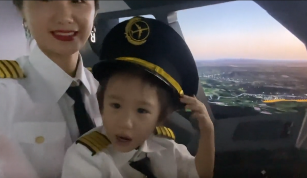 網紅帶女兒坐飛機副駕駛溫馨拍照,網友直呼上天 網紅帶女兒坐飛機副駕駛溫馨拍照,網友直呼上天