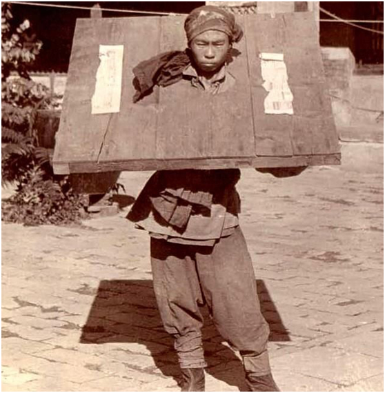 大清影像:犯人的枷鎖和宋朝武松的枷鎖不太一樣,手腳是解放的 大清影像:犯人的枷鎖和宋朝武松的枷鎖不太一樣,手腳是解放的