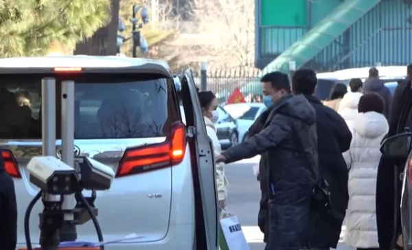 央視春晚第四次聯排：張若昀型男出場，易烊千璽終於穿上厚外套了