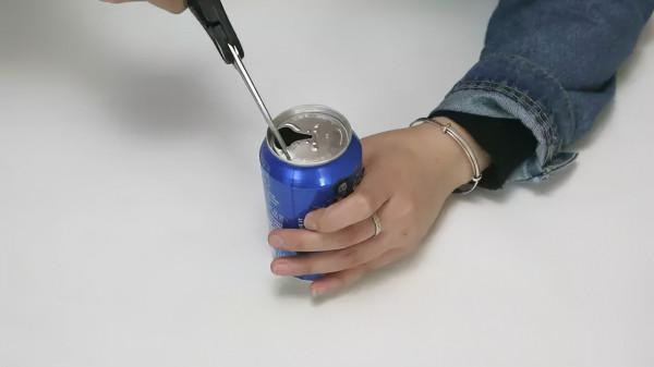 易拉罐割一刀還可以削皮，不用買削皮器了，很實用