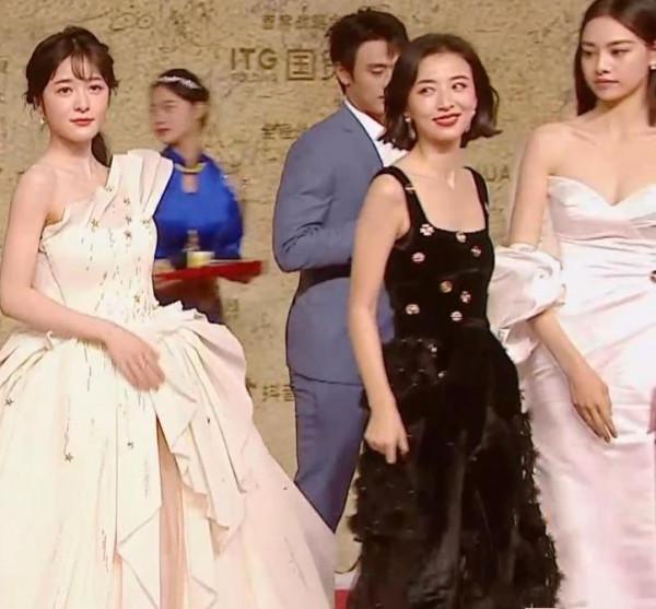 34屆金雞紅毯，張譯緊張到搓衣角，青年演員蹲下為陳道明“讓鏡”