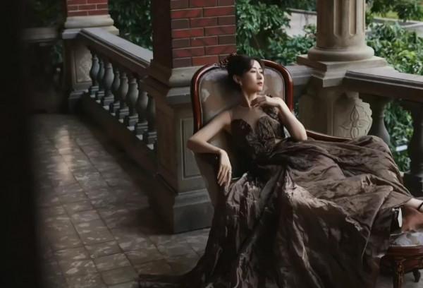 關曉彤逆風翻盤，李宇春翻車，李冰冰絕美，金雞紅毯造型花落誰家