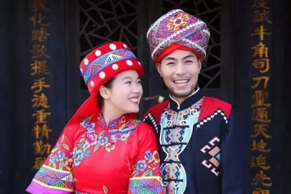 走了80個地方，拍了56個民族的結婚照：“90後”小夫妻辭職搭車去結婚