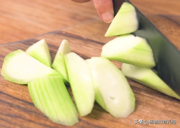 用荷包蛋和絲瓜做一碗湯,鮮香味美又解饞,孩子愛喝的湯羹 用荷包蛋和絲瓜做一碗湯,鮮香味美又解饞,孩子愛喝的湯羹