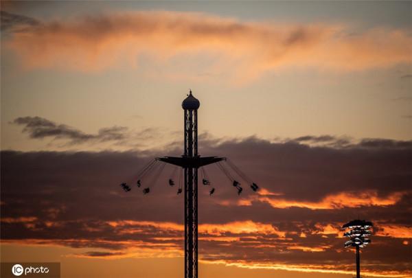 加拿大日落橙光滿天 民眾乘坐鞦韆剪影美如畫 加拿大日落橙光滿天 民眾乘坐鞦韆剪影美如畫