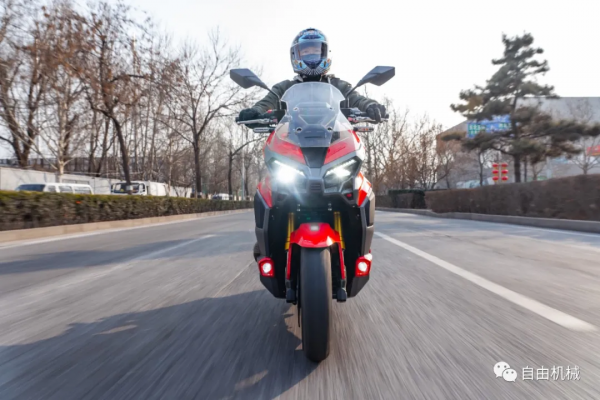 等不到上市以後了！搶先試駕龍嘉 XDV 250丨把玩
