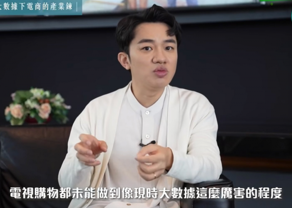 王祖藍做客霍啟剛節目，曝內地廣告費可達30億，直播帶貨全球獨有