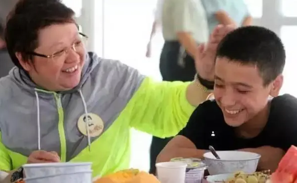 韓紅：6歲父親去世，9歲母親改嫁，奶奶把所有的愛給了我