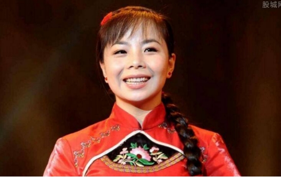 王二妮：22歲成名，29歲嫁初戀農村丈夫，被婆家寵成小公主