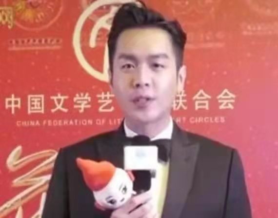 春晚主持人陣容官宣，新舊結合，張若昀跨界做主持，和唐藝昕同框