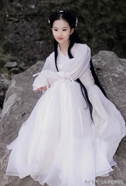 陳妍希一襲露肩長裙仙氣飄飄