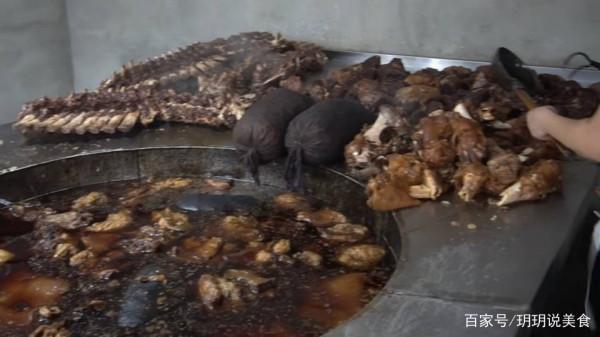 河北大哥在自家賣美食，一口鍋能裝下兩頭牛，日入5萬，絕不外傳