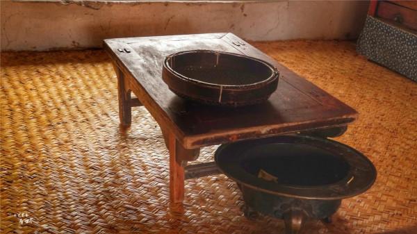 參觀滿族民居，終於明白什麼是東北三大怪，姑娘叼著大煙袋真意外