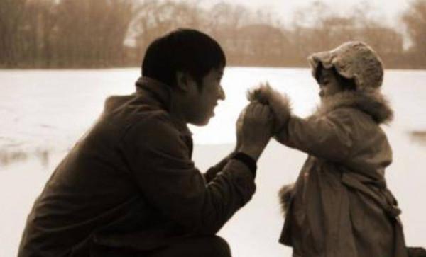 湖北夫婦撿到棄嬰供成博士，25年後親生父母來認親，掏出50萬補償