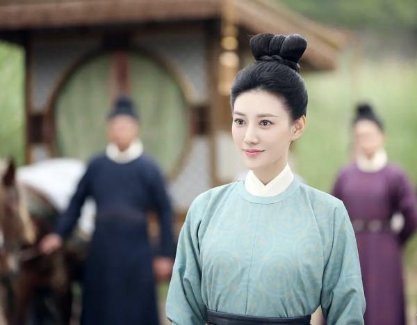 楊紫與歡瑞解約，5位“小花”齊爭“一姐”位置，誰更有勝算？