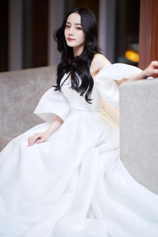 熱巴美出圈的禮服造型