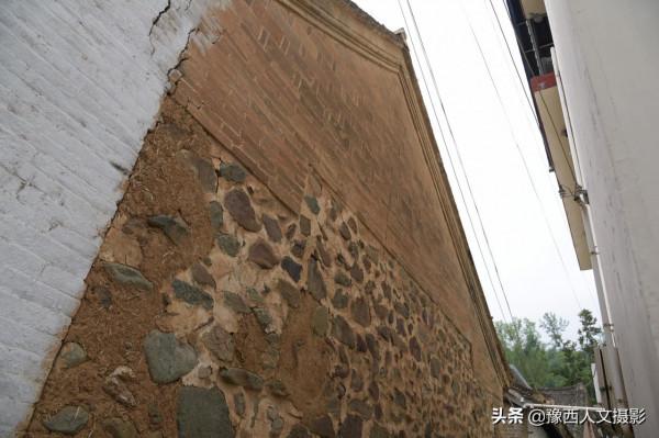 河南大叔供銷社裡賣貨55年，一擔兩筐走遍全鄉，商店模樣70年沒改