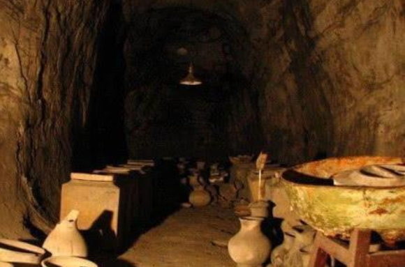 襄陽古墓出土曠世寶劍，劍上刻著10個銘文，令現場專家興奮