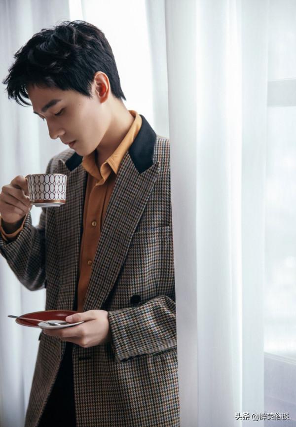 一身休閒西裝配上精緻的五官,楊洋真的很帥氣 一身休閒西裝配上精緻的五官,楊洋真的很帥氣