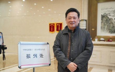 眾星出席文代會！鬱鈞劍罕露面，靳東發福明顯，劉昊然乖巧蹲角落