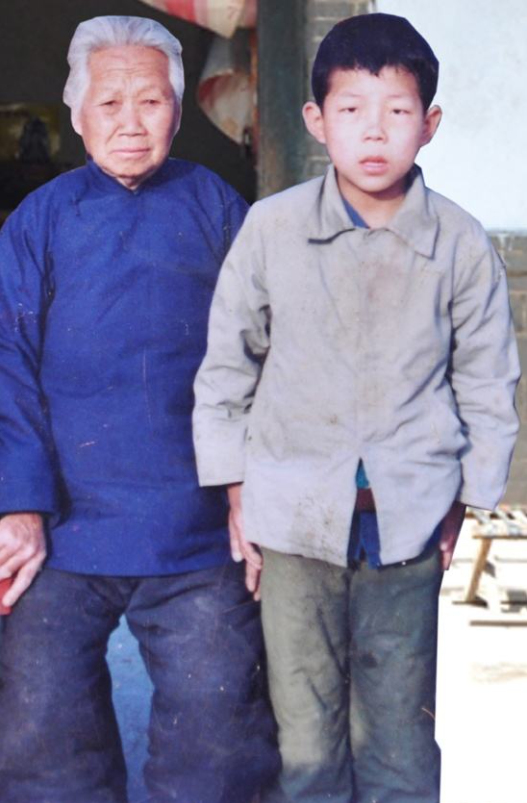 苦等丈夫64年後，81歲那年身穿嫁衣下葬，只因擔心他認不出自己