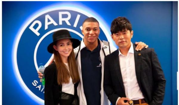 周杰倫獲贈印有自己名字的大巴黎球衣，內馬爾和姆巴佩還與其合影