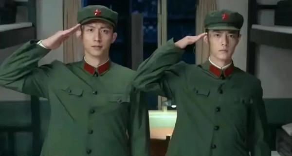 王牌部隊裡 當官的 和當兵的 衣服都一樣這麼分辨