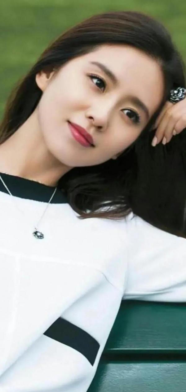 女神劉詩詩，高貴優雅