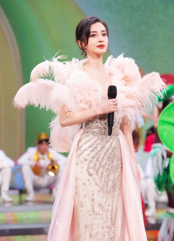 春晚女星大比美：馬凡舒、關曉彤驚豔，王鷗出其不意，被楊冪媚到