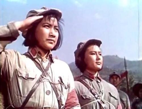 女紅軍藏進冰窟窿裡逃過一劫，躲進深山又遇馬匪兵，結局如何？