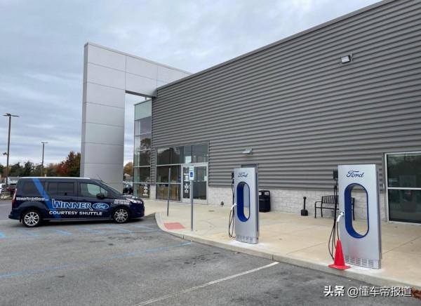 資訊 | 福特釋出全新充電樁，特斯拉設計總監回應：拙劣的仿製品