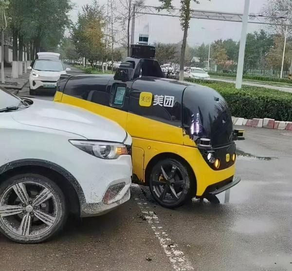 美團無人配送車與私家車發生碰撞！交警這樣判罰