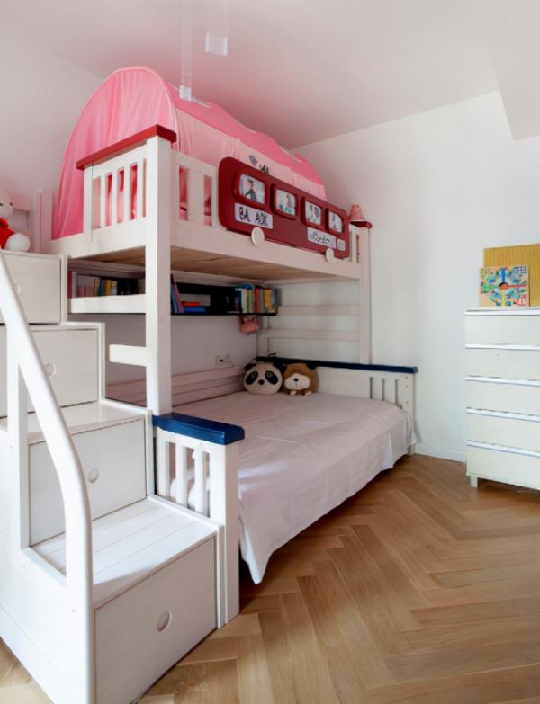 六口之家也能溫馨又實用,一面電視牆,就能解決收納問題 六口之家也能溫馨又實用,一面電視牆,就能解決收納問題