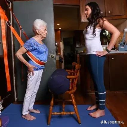 90歲的她靠瑜伽擺脫輪椅、治好駝背:年齡從來不是問題 90歲的她靠瑜伽擺脫輪椅、治好駝背:年齡從來不是問題