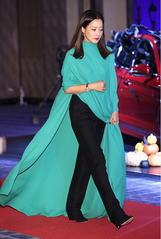 金喜善44歲還敢挑戰薄荷綠，穿長裙配闊腿褲，不俗反而美出國際範