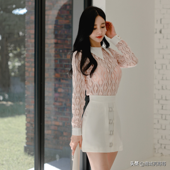 清甜肉桂拉絲雕刻溫柔職業裙，珠珠演繹職業裝典雅美