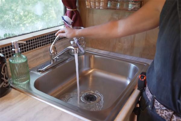 她買下1969年報廢校車，將車殼變成13㎡鄉下蝸居，網友：是真的服