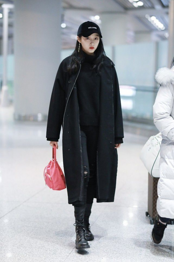 關曉彤也太趕&OpenCurlyDoubleQuote;時髦&rdquo;了，穿冰墩墩衛衣走機場，看了都羨慕