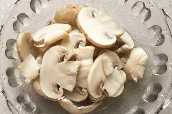 趣味早餐食譜：小熊貓水煮蛋，搭配雪菜蘑菇牛肉麵