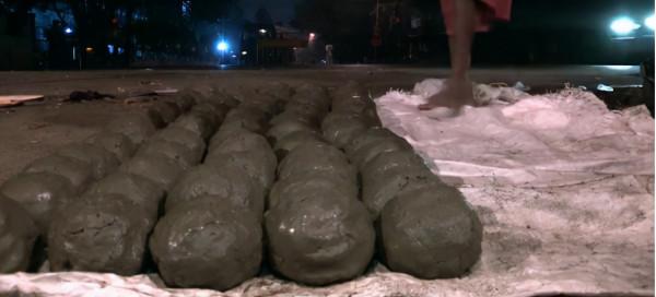 印度人瘋了?瘋搶恆河泥巴,小夥靠賣泥賺得盆滿缽滿 印度人瘋了?瘋搶恆河泥巴,小夥靠賣泥賺得盆滿缽滿