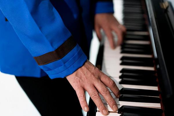 清華保潔阿姨登臺彈鋼琴，發言很有水平，還給大學生&OpenCurlyDoubleQuote;上了一課&rdquo;