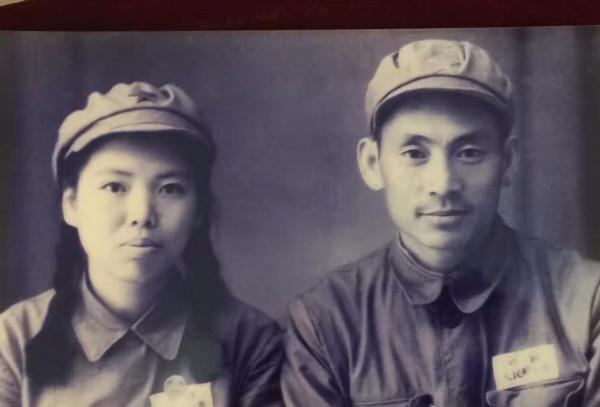 “趙政委”何政軍：娶初戀，妻子為他退出娛樂圈，結婚29年無緋聞